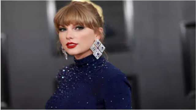 تايلور سويفت تبتلع حشرة من جديد خلال حفلها الغنائي.. فيديو