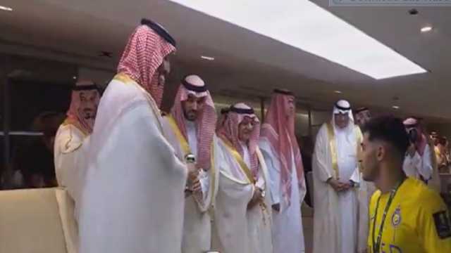 ولي العهد يقلد لاعبي النصر الميداليات الفضية .. فيديو