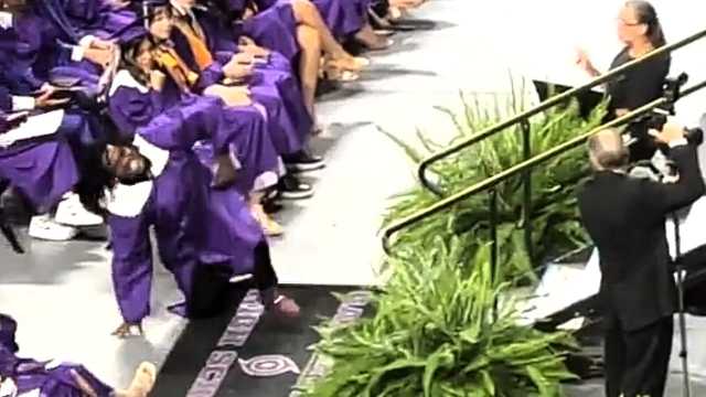 شاب يتعرض لموقف محرج في حفل تخرجه .. فيديو