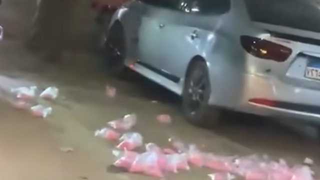 حسرة بائع حلوى متجول استغنى عن بضاعته ورماها أرضا ..فيديو