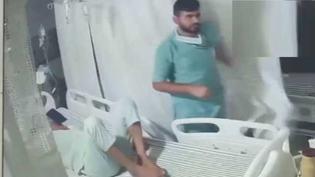 طبيب هندي يضرب مريض مسن .. فيديو
