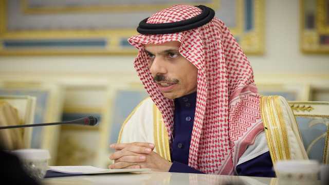 وزير الخارجية ونظيره الإيراني المكلف يبحثان المستجدات الإقليمية