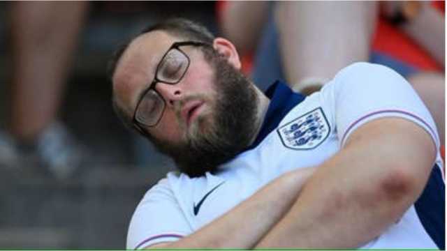 مشجع يكشف سبب خلوده للنوم أثناء مباراة لمنتخب بلاده