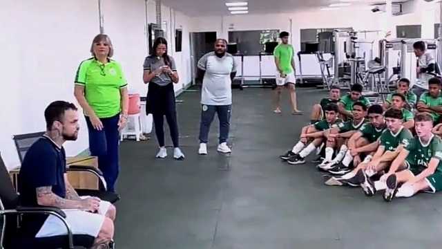 محترف الهلال يعطي نصائح لشباب نادي غوياس البرازيلي .. فيديو
