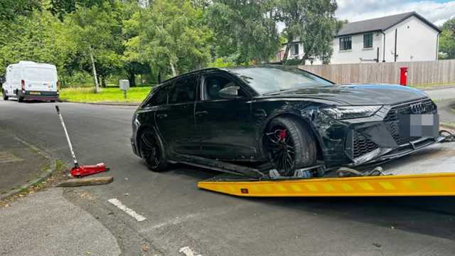 سيارة رياض محرز تتعرض لحادث سير في إنجلترا .. صور