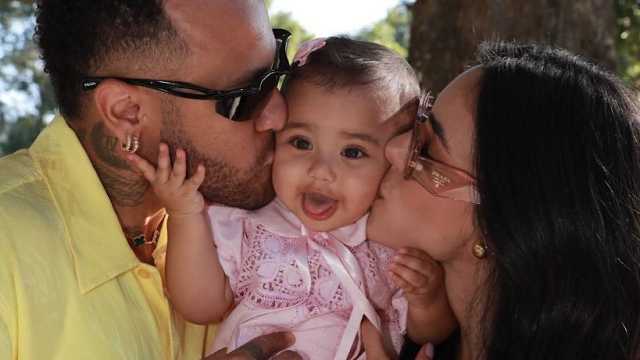 نيمار برفقة زوجته وابنته في مشهد دافئ وحنون .. صور