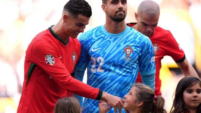 ردة فعل طفلة بعد رؤية رونالدو .. فيديو