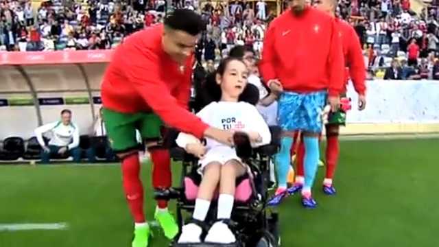 لفتة إنسانية من محترف النصر قبل مباراة منتخب بلاده .. فيديو