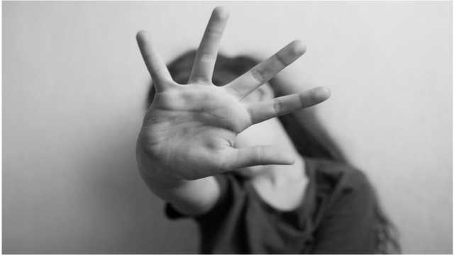 وفاة طفلة تعرضت لتعذيب وحشي من زوجة أبيها