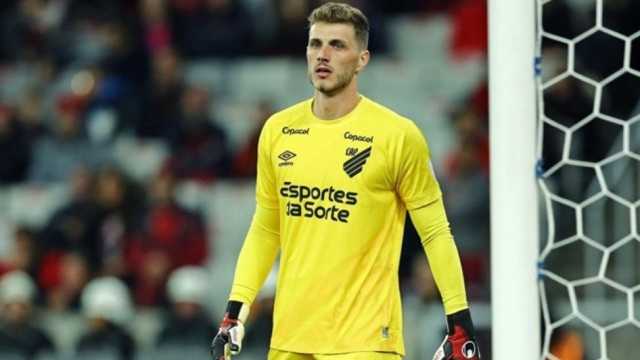 أول تعليق لزوجة حارس النصر الجديد بينتو