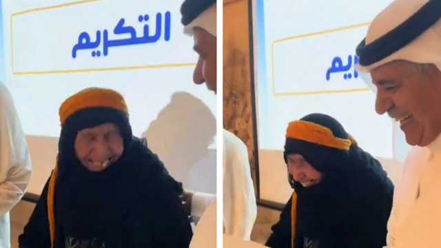عفوية مسنة أثناء تسلمها شهادة شكر: “وش أسوي فيها”.. فيديو