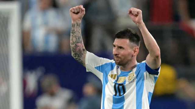 الأرجنتين تطالب ميسي بالاعتذار رسمياً عن الهتافات العنصرية