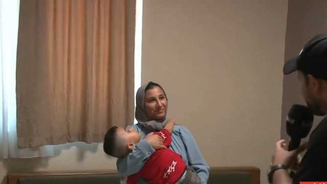 والدة مستفيد برنامج سمع: أحلم برؤية الملك سلمان وسأغير اسمي ابني إلى اسمه.. فيديو