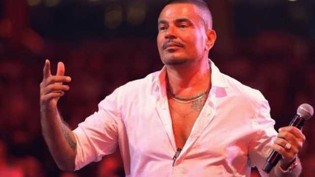 عمرو دياب يدفع معجب جديد ويرفض التصوير معه .. فيديو