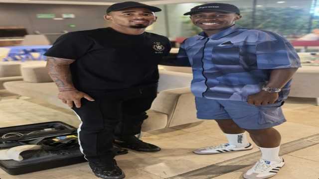 سعود عبدالحميد برفقة لاعب أرسنال جيسوس
