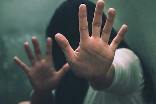 الحكم على فتاة بعد أن وصفت مغتصب ب “الخنزير”