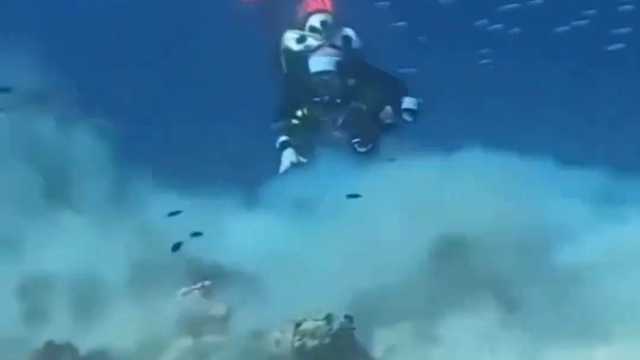 غواصون يتعرضون لزلزال في قاع البحر .. فيديو