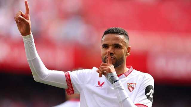 إشبيلية ينفي أنباء انتقال مهاجمه لدوري روشن