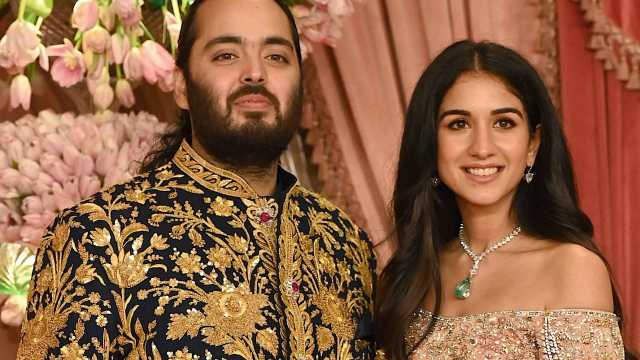 نجل أغنى رجل بالهند يفاجئ المشاهير بهدايا ثمينة خلال حفل زفافه.. فيديو