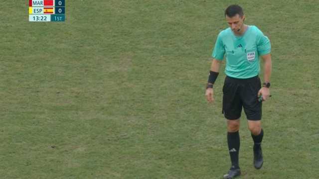 لحظة خروج حكم مباراة المغرب وإسبانيا بعد تعرضه للإصابة .. فيديو