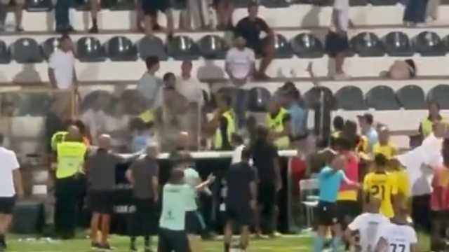 جماهير فارينزي تحاول الإعتداء على لاعبي الإتحاد .. فيديو