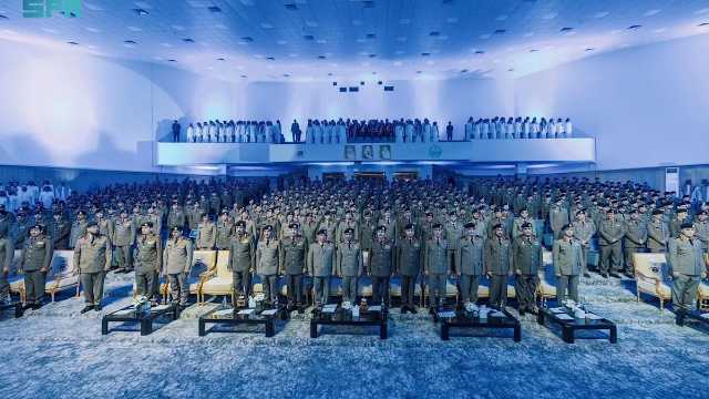 مدير الأمن يشهد تخريج (334) خريجًا من الدورة التأهيلية الـ (53) للضباط الجامعيين .. فيديو