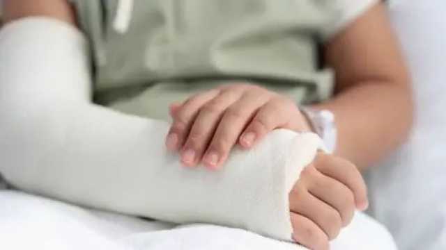 أم تلقي طفلتها من الدور الرابع انتقاماً من طليقها