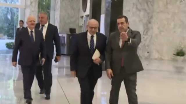 نواف سلام يدخل قصر بعبدا حاملاً الدستور.. فيديو