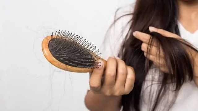 علاج تساقط الشعر بسبب الفروة الدهنية بخطوات بسيطة .. فيديو