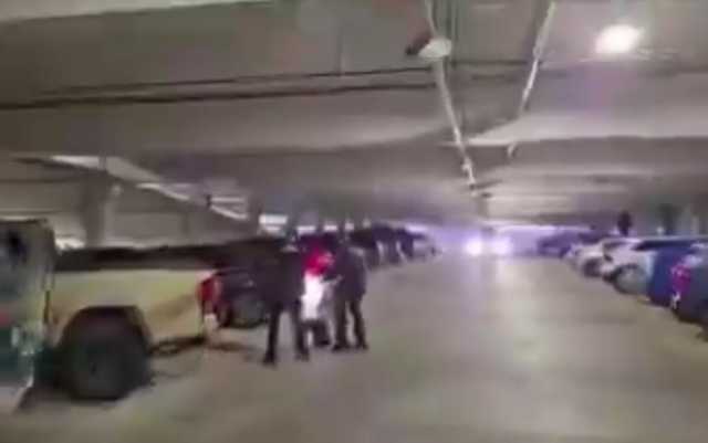 الشرطة تقبض على شاب أثناء انتظاره لـ شاب آخر .. فيديو