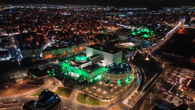 إمارة المدينة المنورة تتزين باللون الأخضر احتفاءً بيوم التأسيس
