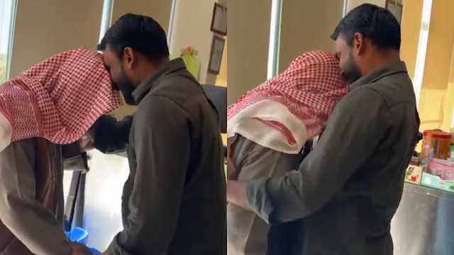 شاب يلتقي بعامل كان يعرفه والده منذ 8 أعوام ويستقبله بالأحضان والقُبلات .. فيديو