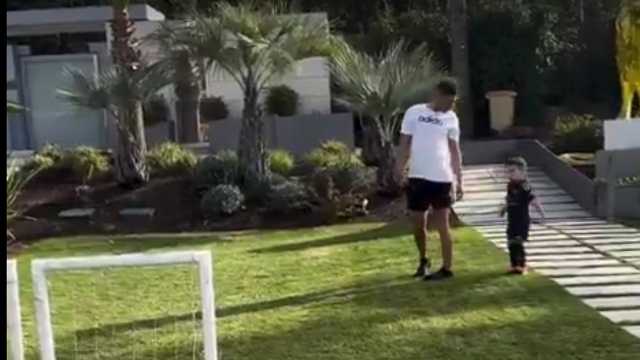 كاسيميرو وابنه يحتفلون على طريقة رونالدو ..فيديو