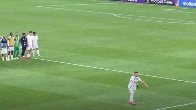 أليوسكي يحتفل مع جماهير الاهلي بعد الفوز على الغرافة .. فيديو
