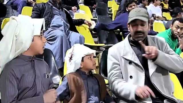 طفل يشرح لوالده أحداث المباراة بلغة الإشارة .. فيديو