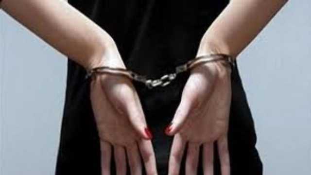 حبس مذيعة شهيرة لاتهامها بسرقة ماكياج وإكسسوارات