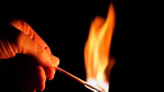 أب يضرم النار في ابنته بسبب شكه في سلوكها