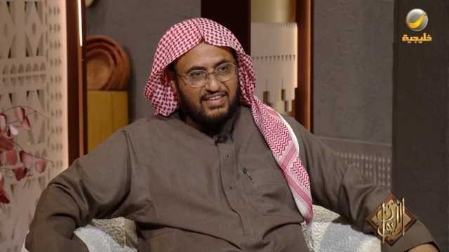 موقف طريف للدكتور الحربي مع أحد المصلين الذي كان يجهر بصوته أثناء صلاة الظهر.. فيديو