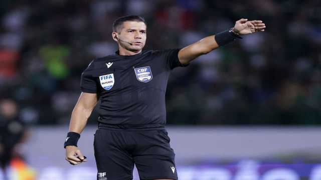 طاقم تحكيم برازيلي يقود مباراة الفيحاء والهلال في الدوري