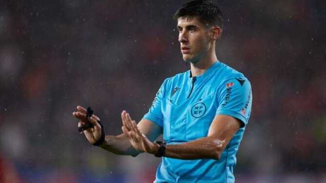 حركة حكم مباراة برشلونة وأوساسونا تثير الجدل بين الجماهير