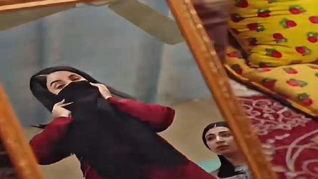 قصة عزيزة بعد نجاحها في الثانوية العامة وسط فرحة أسرتها ..فيديو