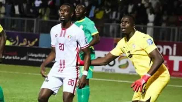 سقوط جماهير سودانية من المدرجات خلال مباراة السنغال