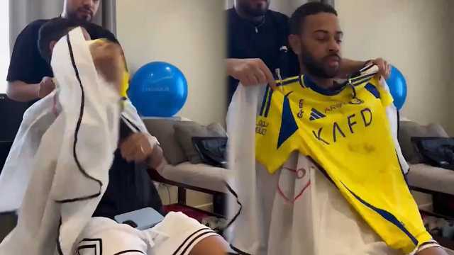 ردة فعل لودي لحظة وضع الحلاق لتيشرت النصر على صدره.. فيديو