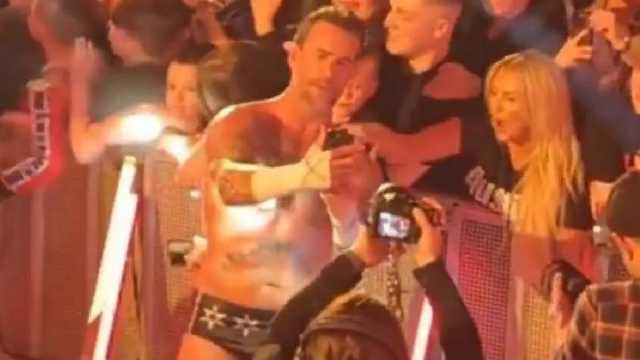 فيديو صادم لمورغان مور يثير استياء جماهير WWE ويشعل مواقع التواصل