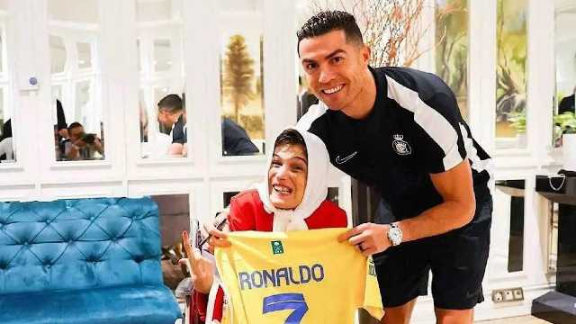 مشجعة إيرانية تقدم هدية لرونالدو.. فيديو