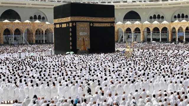 جموع المصلين بالمسجد الحرام يؤدون آخر صلاة جمعة بشهر رمضان.. صور