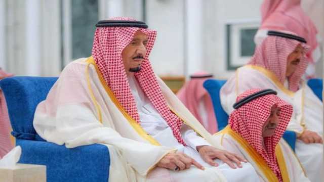 خادم الحرمين الشريفين يؤدي صلاة عيد الفطر في قصر السلام بجدة