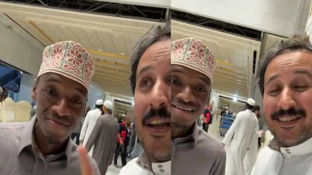 شاب من بوروندي يعتكف في المسجد الحرام بعد تعلمه العربية.. فيديو