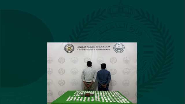 القبض على مقيمين لترويجهما مادتي الميثامفيتامين والحشيش المخدرتين