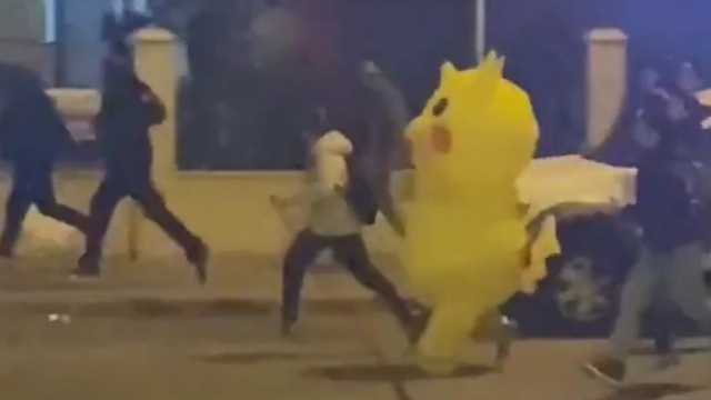 شخص يرتدي زي بيكاتشو اثناء المظاهرات ضد أردوغان .. فيديو